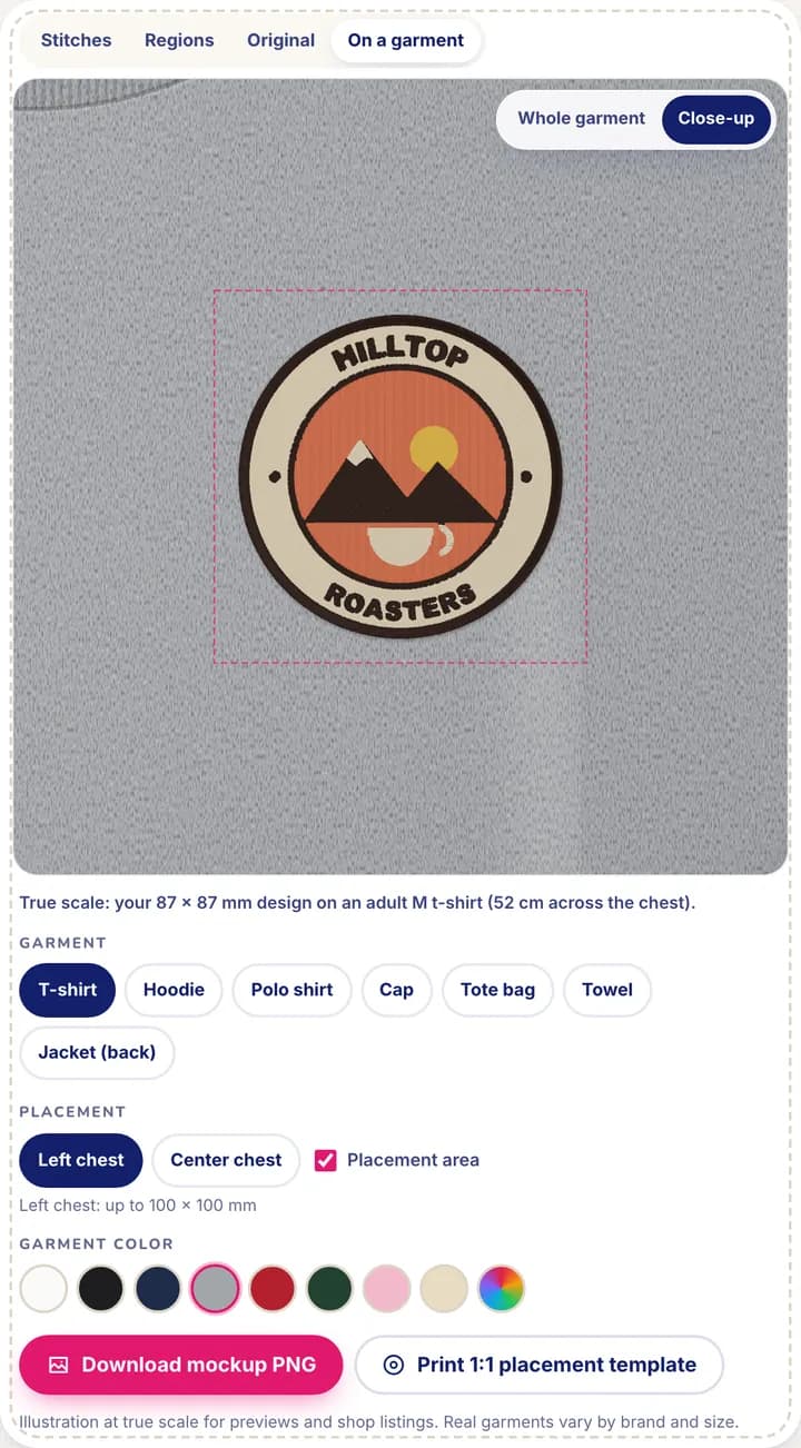 Widok „Na ubraniu” w edytorze StitchMyPic: wyhaftowana odznaka z kawą na lewej piersi T-shirtu w kolorze szary melanż, z przerywanym obszarem umiejscowienia i przyciskami wyboru ubrania, umiejscowienia i koloru