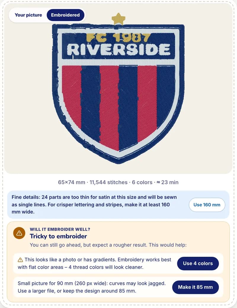 La scheda «Verrà bene ricamato?» nell'anteprima gratuita: uno stemma di un club a bassa risoluzione segnato come «Difficile da ricamare», con consigli e correzioni in un clic per usare meno colori o cambiare la larghezza