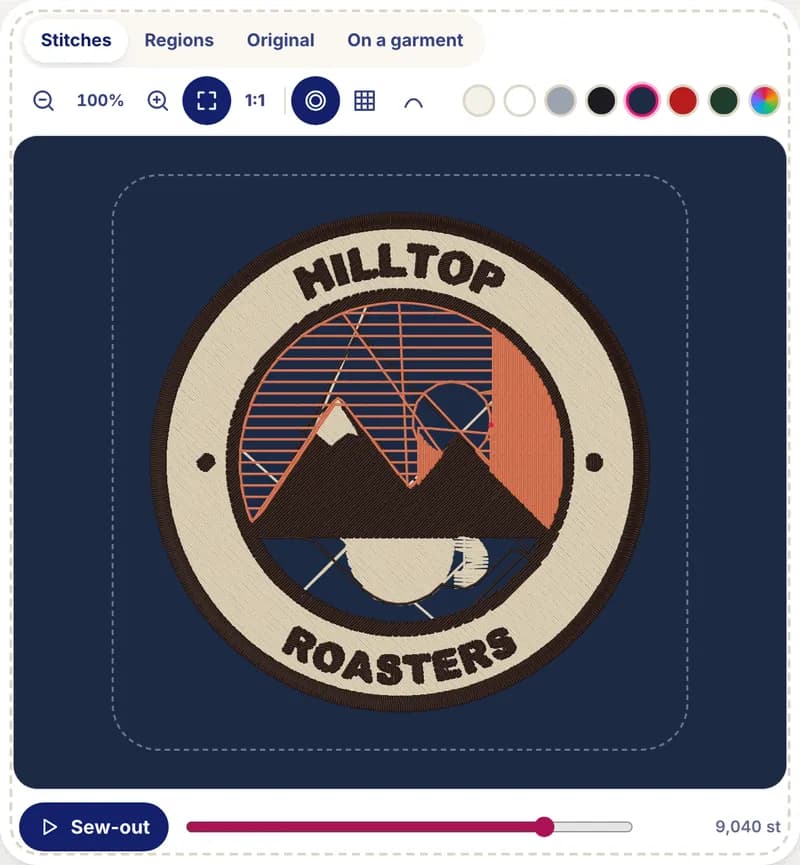 La simulazione del ricamo nell'editor di StitchMyPic, ferma a circa l'80% su tessuto blu navy: bordo, scritte e montagne sono ricamati e il riempimento del cielo è in parte fatto